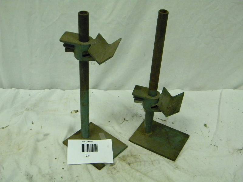 lot 24 image: Pipe stand