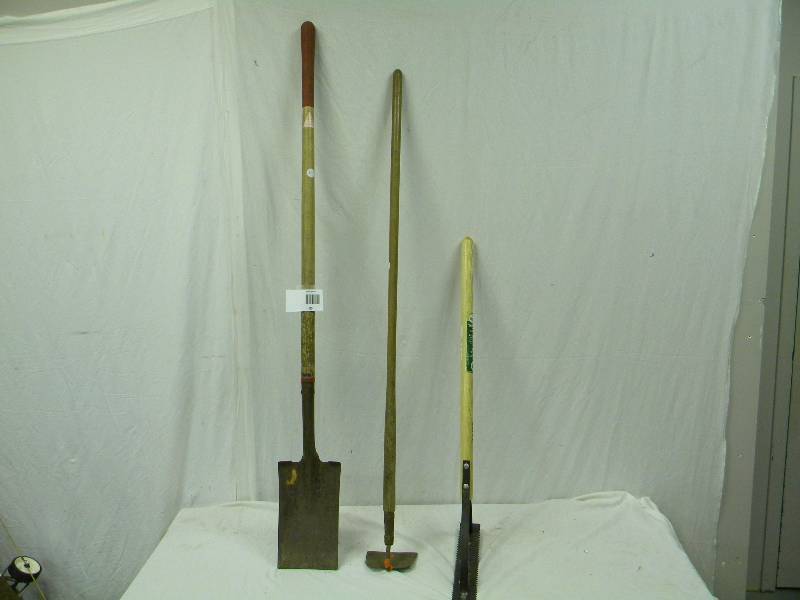 lot 85 image: Garden Tools