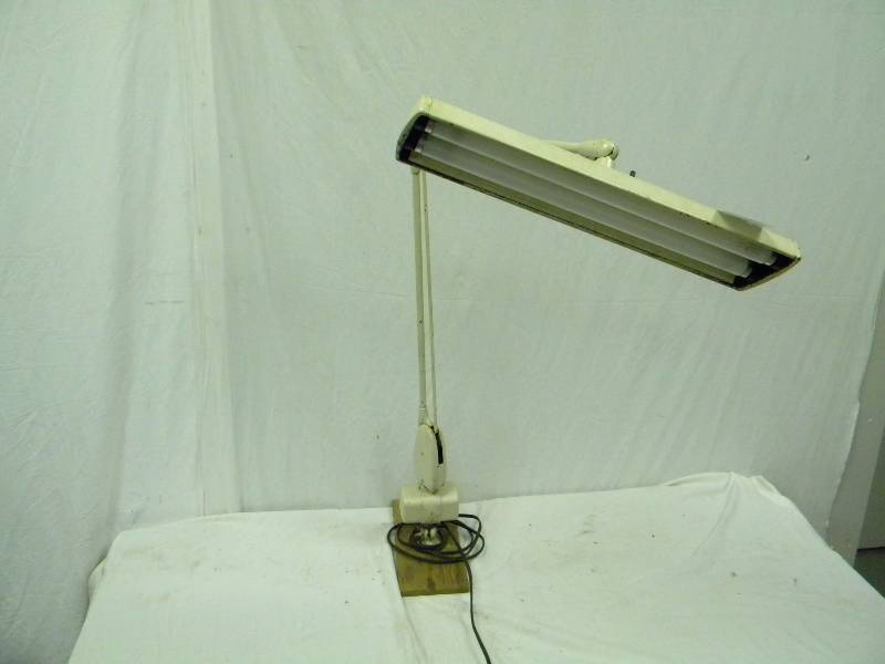 lot 86 image: Adjustable Fluorescent Shop Light