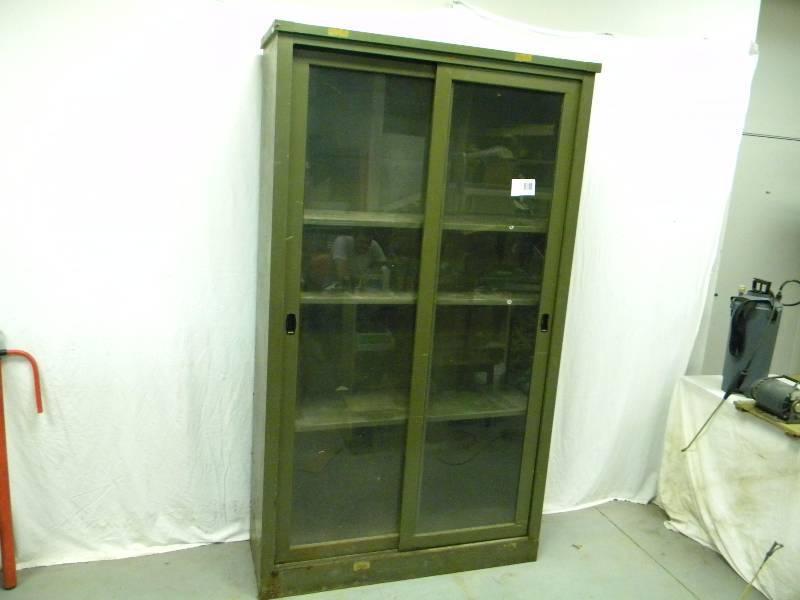 lot 3 image: Vintage Cabinet