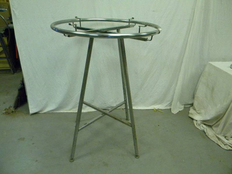 lot 228 image: Clothing Rack