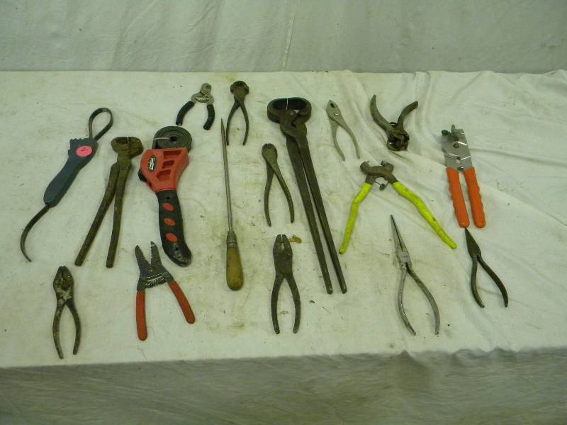 lot 260 image: Pliers and Wire Cutters