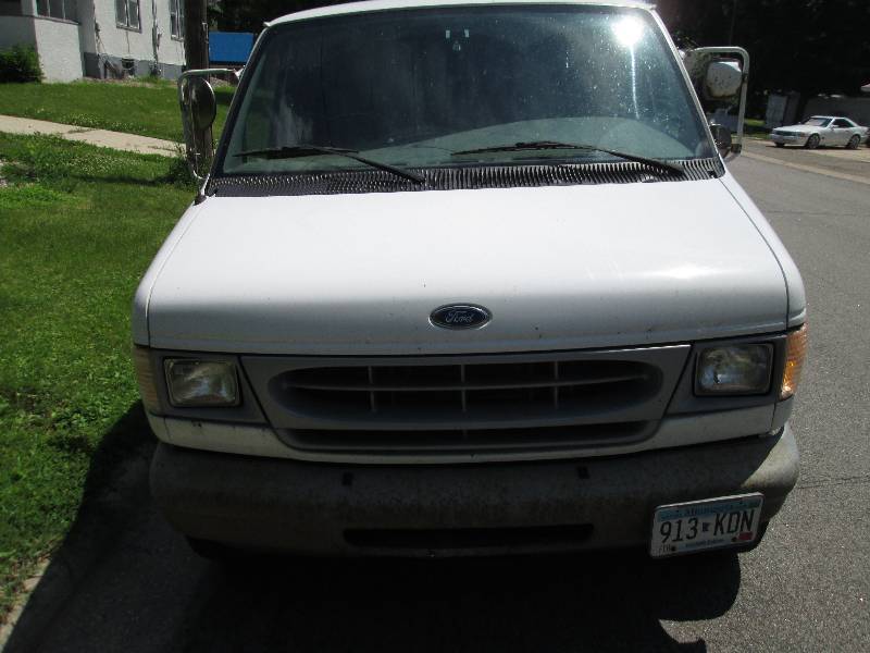 lot 1 image: 1999 Ford E-250 Cargo van, empty an...