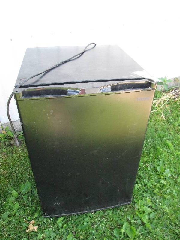 lot 10 image: Haier 4.6 Cu. Ft. household mini re...