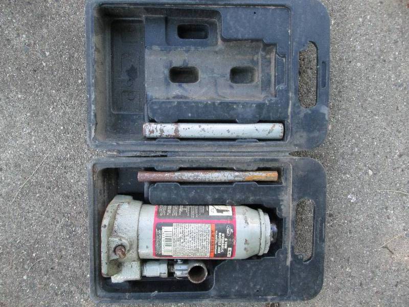 lot 21 image: 6 Ton hydraulic bottle jack in case...