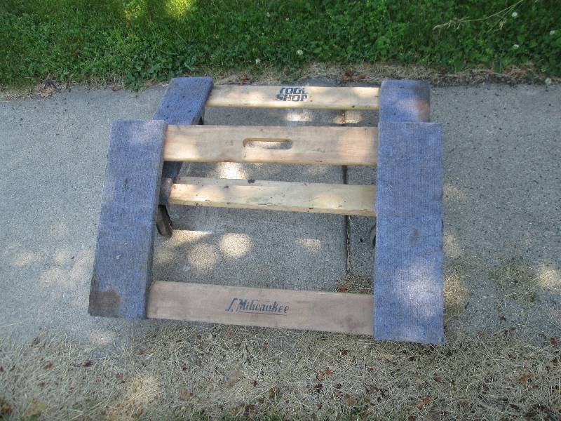 lot 26 image: Milwaukee and Tool Shop caster roll...