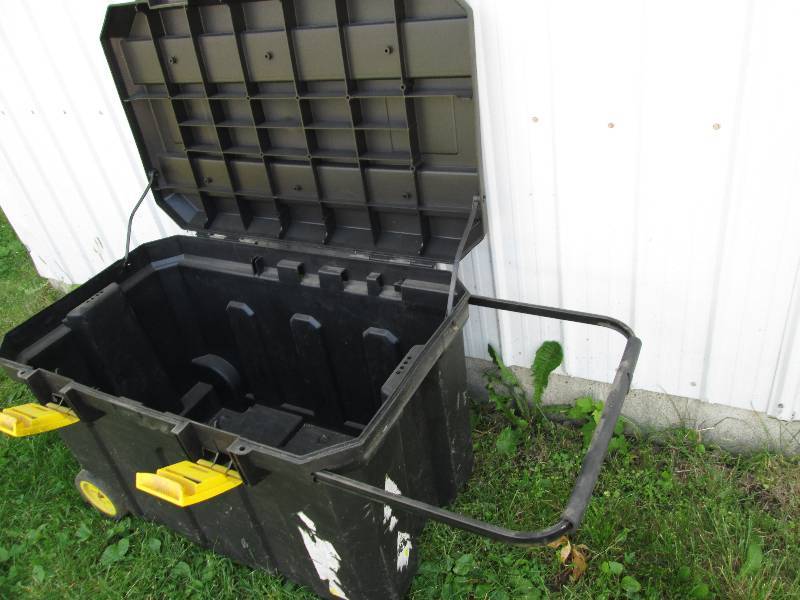 lot 40 image: Stanley heavy duty plastic tool car...