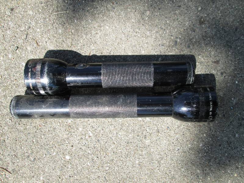 lot 45 image: 2 MagLite flashlights...