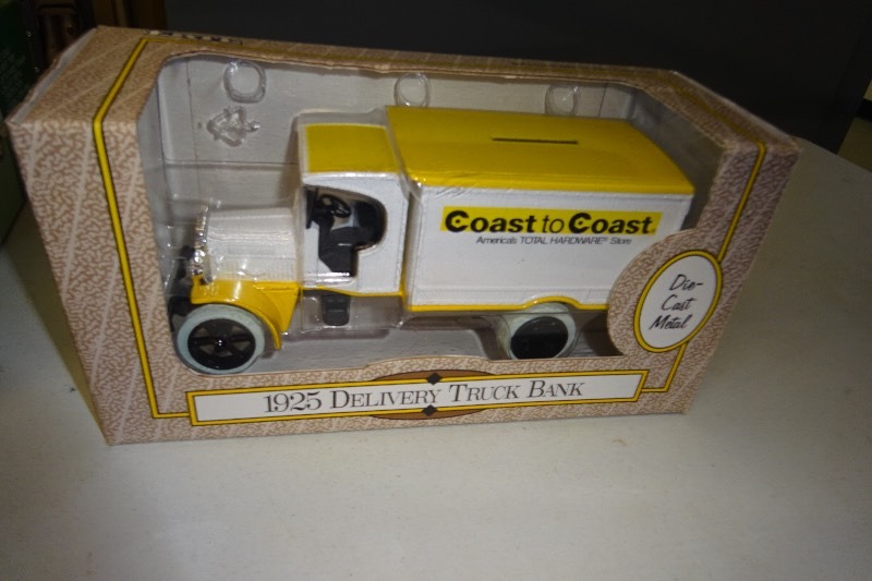 lot 9 image: Ertl 1925 Delivery Truck Bank Coast to Coast