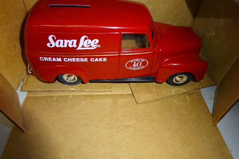 lot 22 image: Ertl Die cast Sara Lee Delivery truck