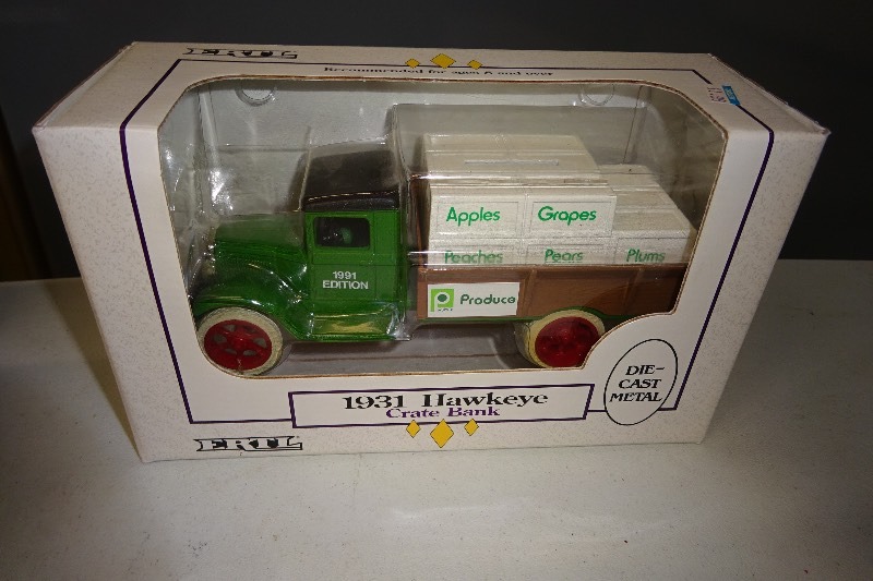 lot 24 image: Ertl 1931 Hawkeye Crate Bank Apples