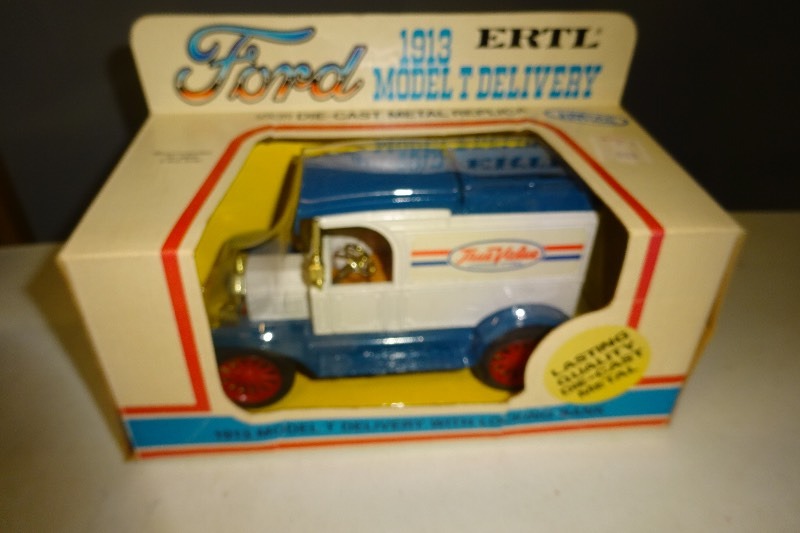 lot 25 image: Ertl 1913 Model T Delivery with locking bank