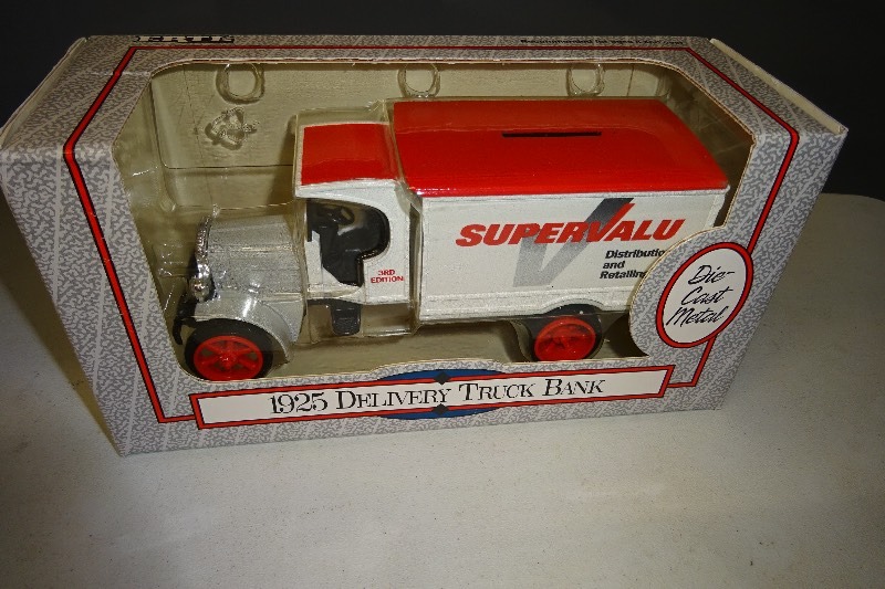 lot 31 image: Ertl 1925 Delivery Truck Bank Super Value