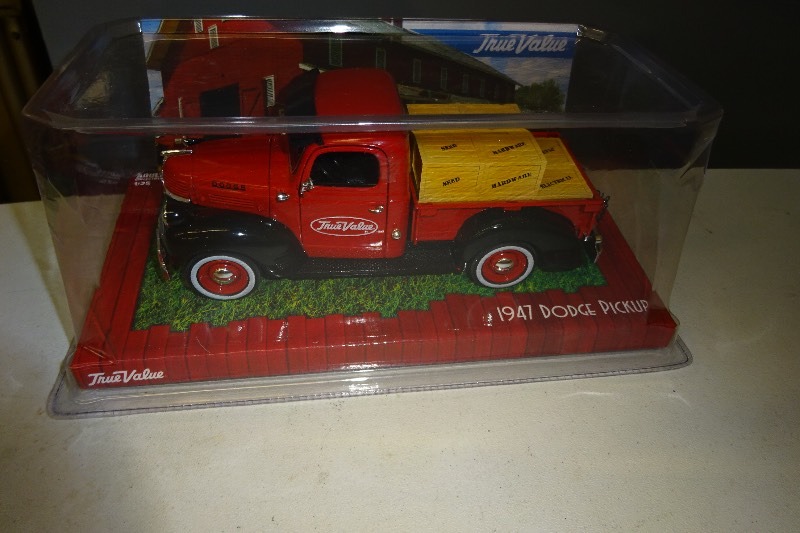 lot 46 image: Ertl 1947 Dodge Pick up Bank