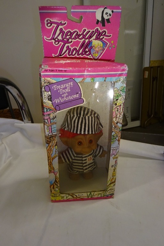 lot 74 image: Treasure Troll
