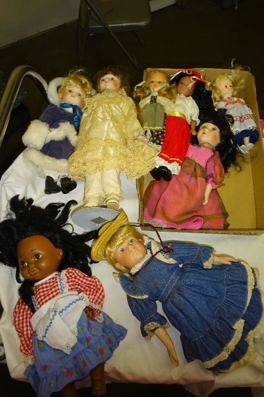 lot 89 image: Variety of Ceramic dolls