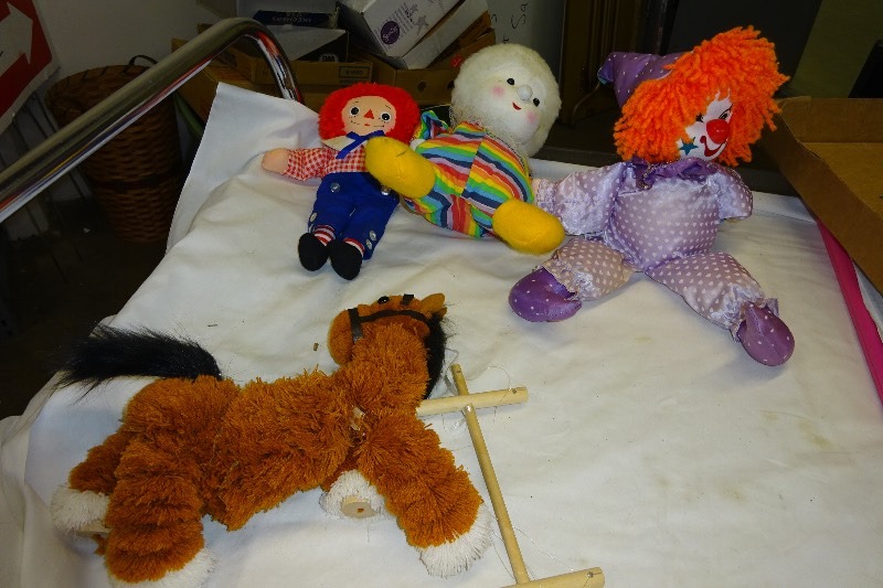 lot 99 image: Clowns one plays music