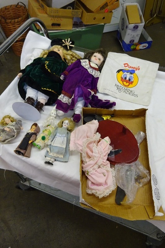 lot 101 image: ceramic dolls