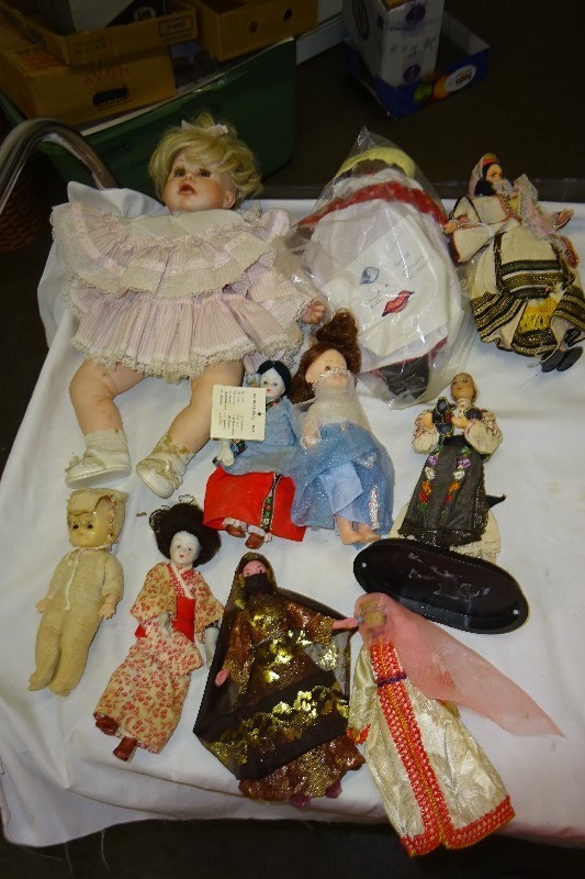 lot 102 image: variety of ceramic dolls