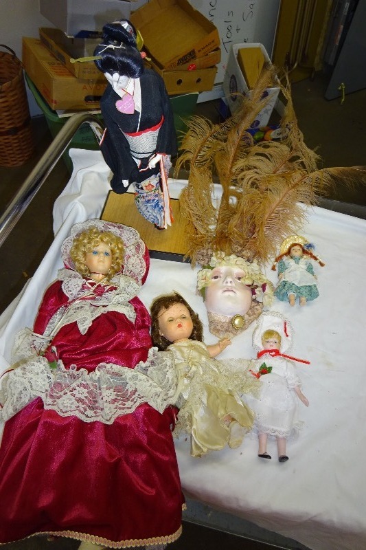 lot 107 image: variety of dolls