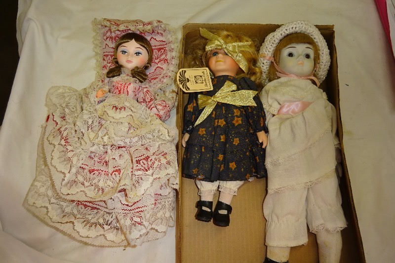 lot 110 image: Hippy land ceramic dolls