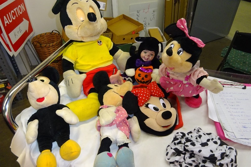 lot 112 image: Animator Mickey and Minnie Mouse purse Minnie mouse