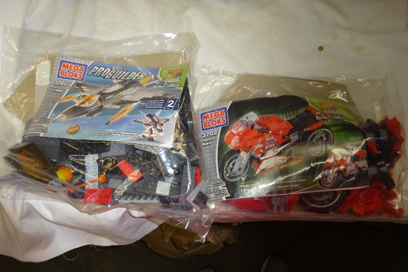 lot 114 image: Mega bloks Pro builder fix striker and mega bloks speed bike