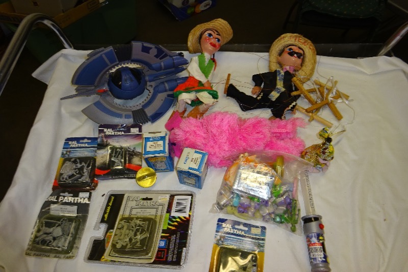 lot 119 image: 3 puppets, Rat partha items, Marshion parachutes
