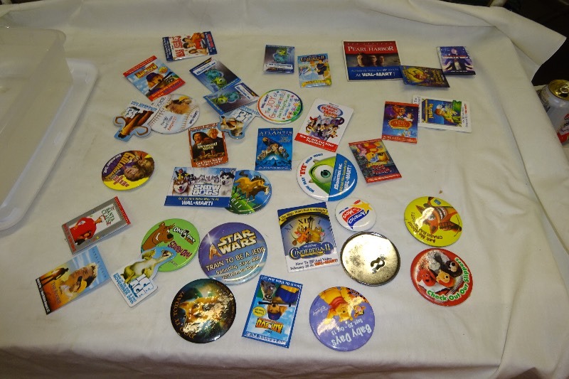 lot 121 image: Variety metal buttons