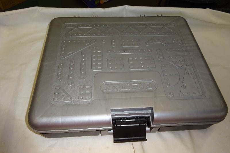 lot 123 image: Erector set in case