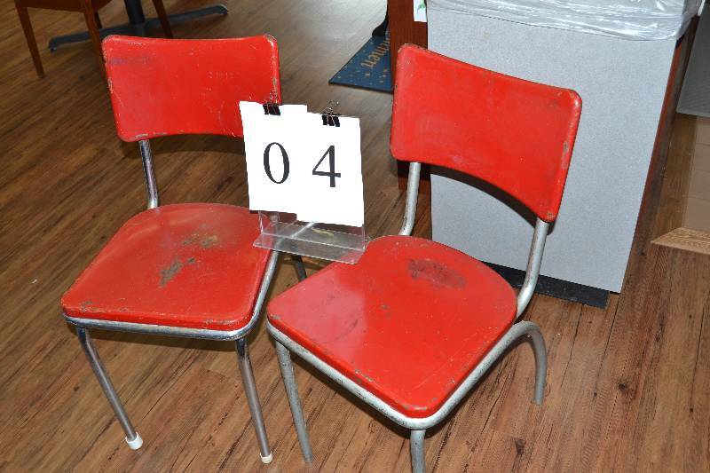 lot 4 image: Two vintage metal chairs