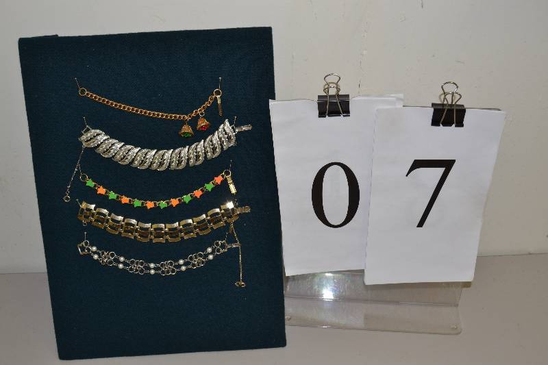 lot 7 image: Vintage jewelry