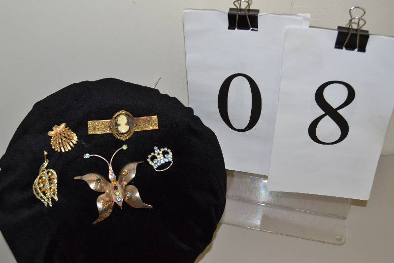 lot 8 image: Vintage jewelry