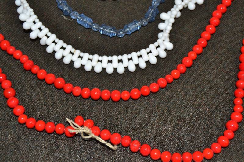 lot 9 image: Vintage jewelry