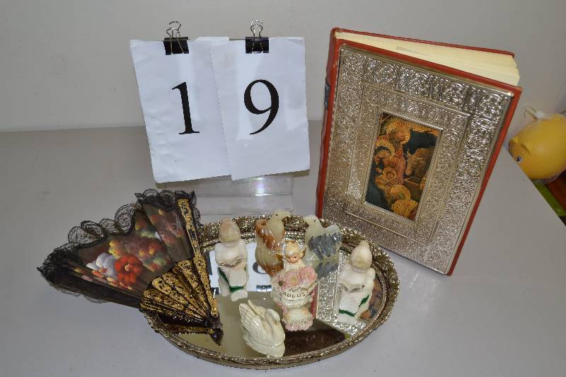 lot 19 image: Vintage collectibles