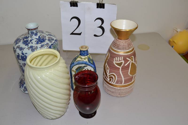lot 23 image: Vases