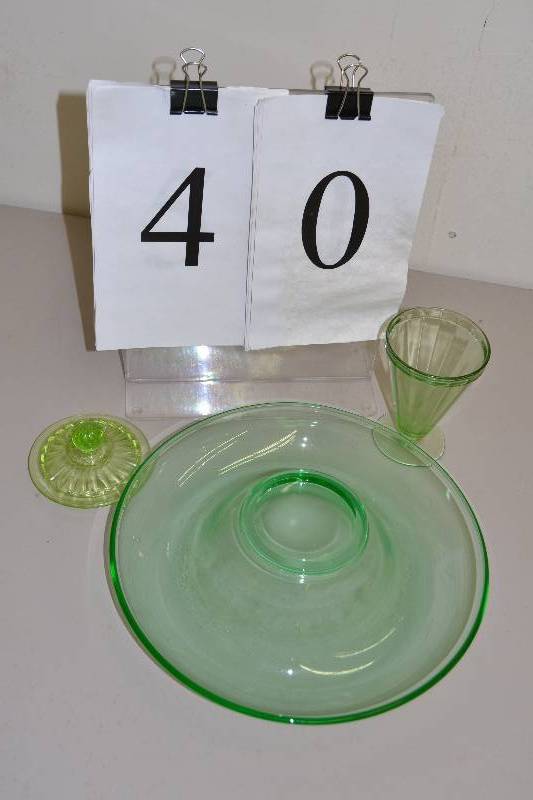 lot 40 image: Green glassware