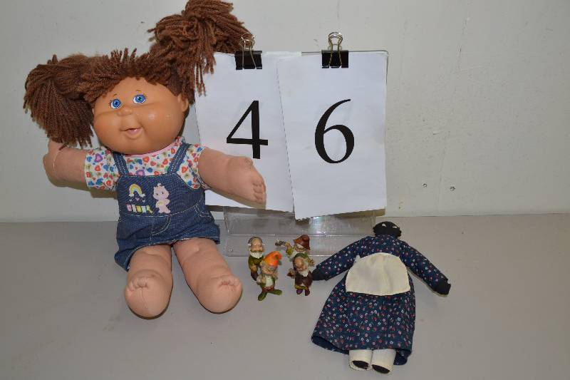 lot 46 image: dolls & figurines