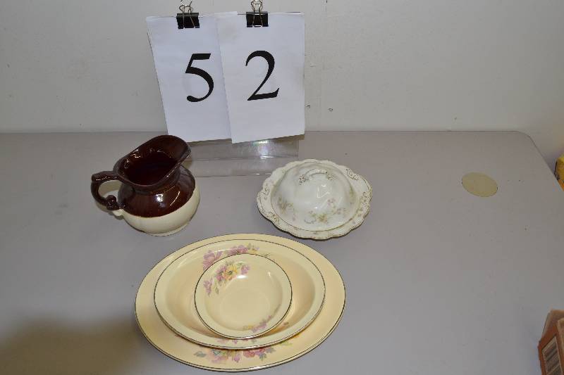 lot 52 image: Vintage items