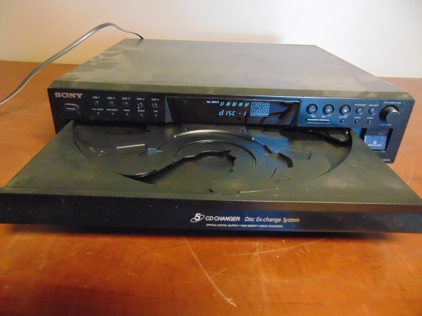 lot 68 image: Sony Compact 5 Disc Player