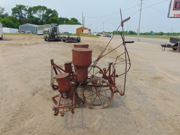 lot 6 image: Vintage Deerborn 3pt 2 Row Planter
