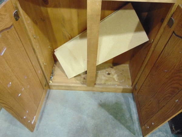 lot 97 image: Bathroom Cabinet