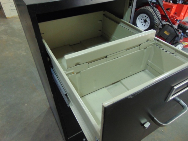 lot 86 image: 4 Drawer Filing Cabniet