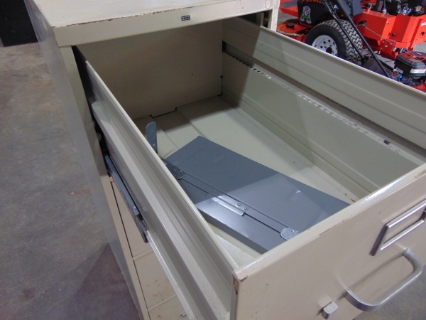 lot 85 image: 4 Drawer Filing Cabniet