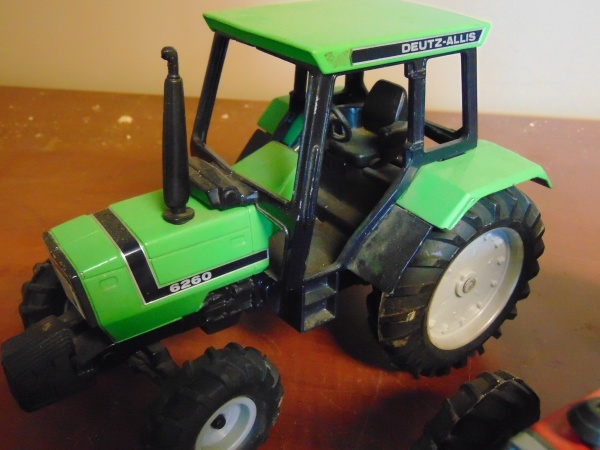 lot 153 image: (2) Toy Tractors