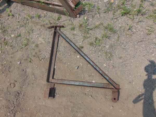 lot 162 image: (8) Scaffolding out riggers
