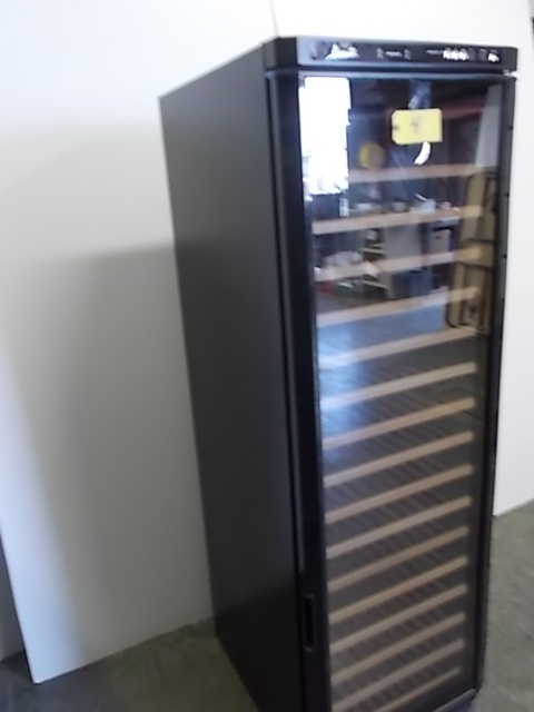 lot 4 image: Wine Refrigerator