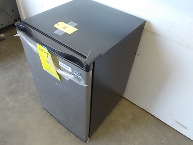 lot 8 image: Refrigerator