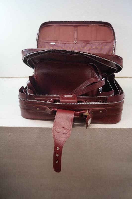 lot 5 image: Luggage