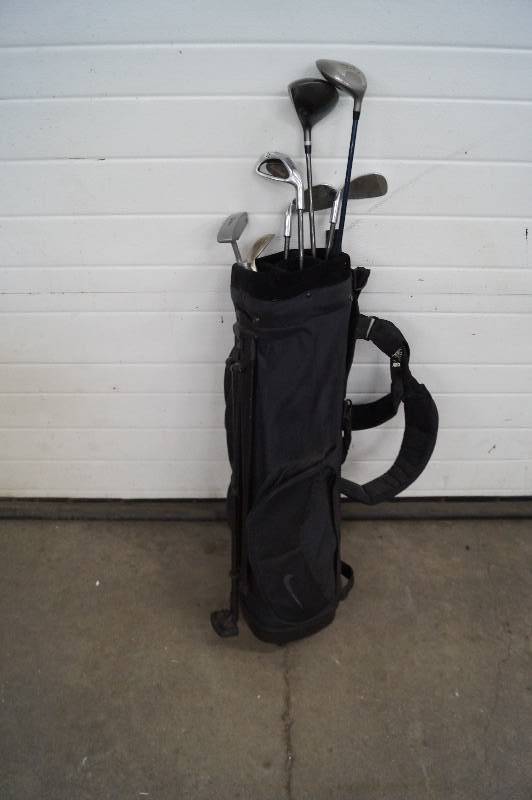 lot 12 image: Golf Set